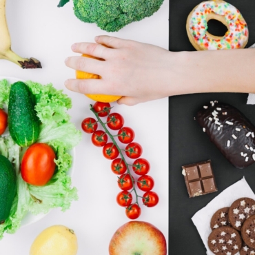 healthy-food-vs-unhealthy-food_23-2147961024