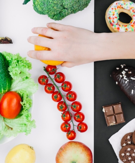 healthy-food-vs-unhealthy-food_23-2147961024